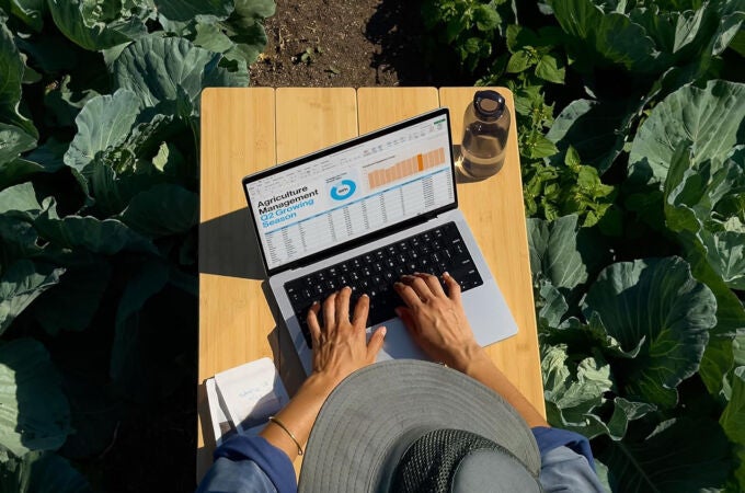 El MacBook Pro de 14 pulgadas con chip M4 es potente y tiene una pantalla con un nivel de brillo muy alto