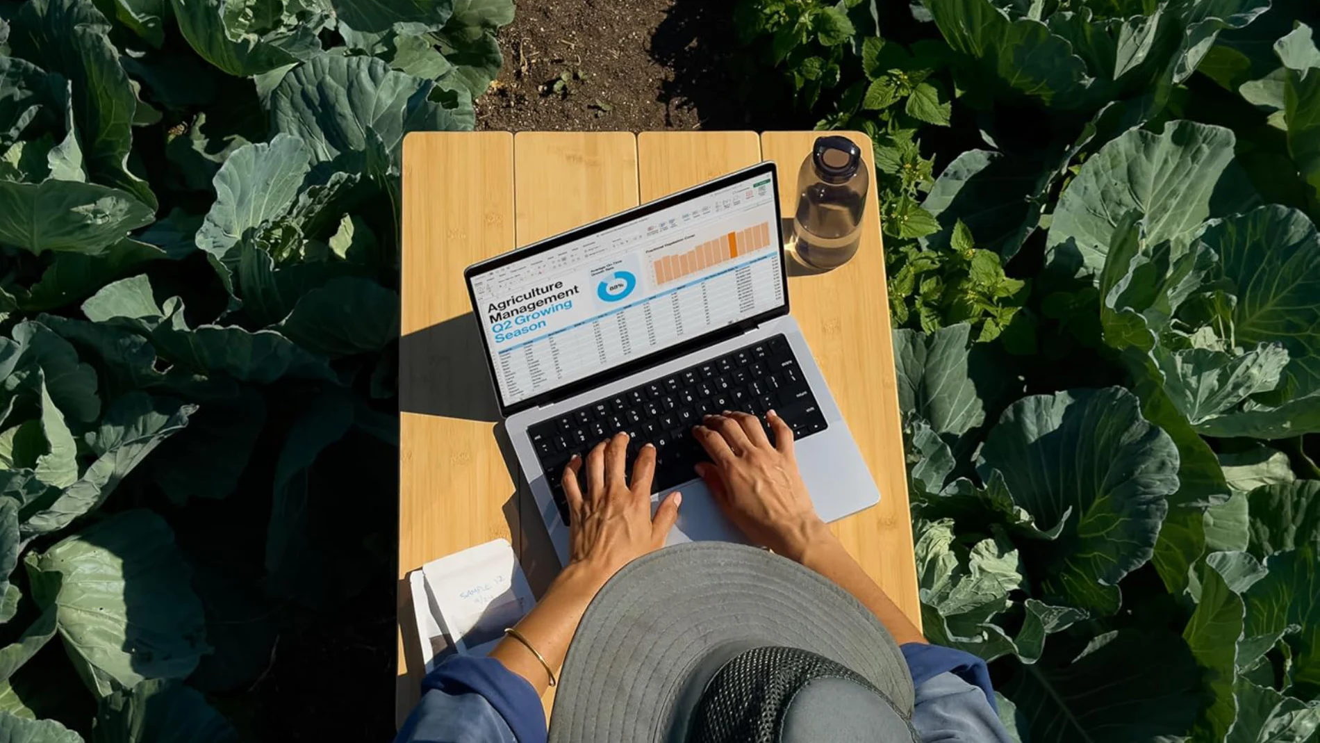 El MacBook Pro de 14 pulgadas con chip M4 es potente y tiene una pantalla con un nivel de brillo muy alto