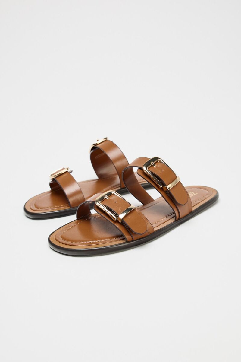 Sandalias planas de doble tira.