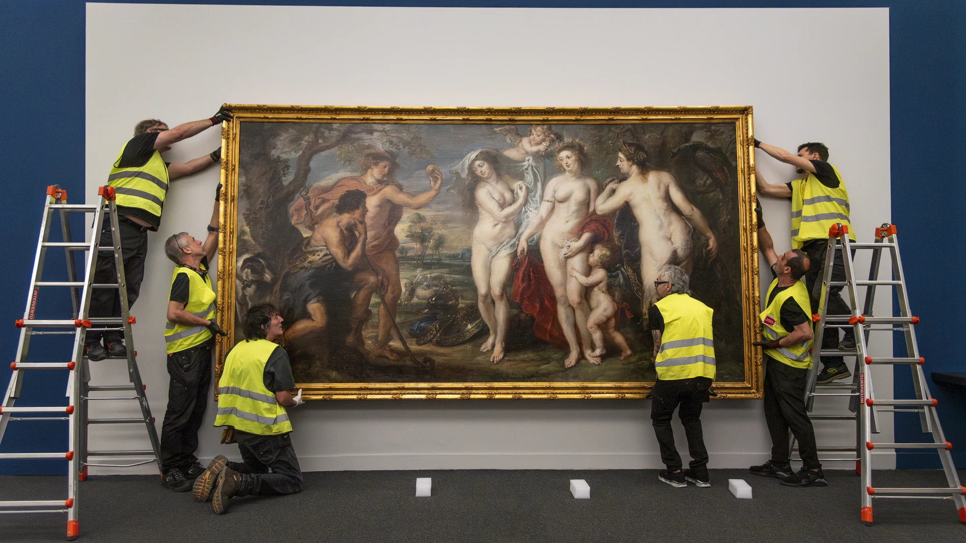 Momento de instalación de "El juicio de Paris" en CaixaForum Barcelona