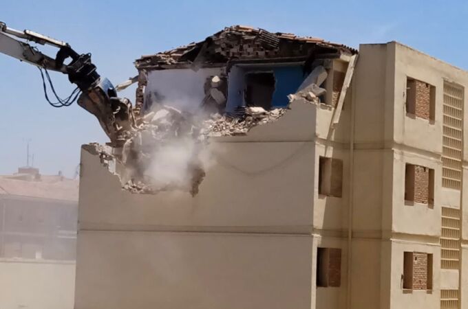 El derribo del cuartel de la Guardia Civil de Toledo, en imágenes: así está siendo la demolición