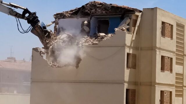 El derribo del cuartel de la Guardia Civil de Toledo, en imágenes: así está siendo la demolición
