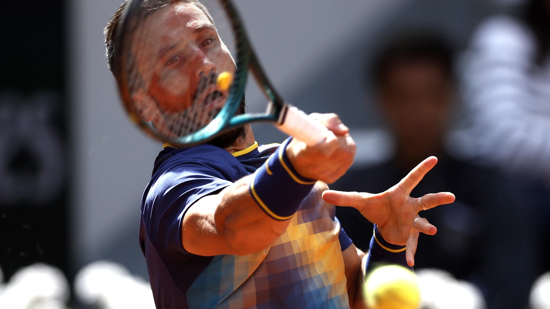 PARIS (France), 28/05/2025.- Damir Dzumhur of Bosnia and Herzegovina in action during his Men's 2nd round match against Giovanni Mpetshi Perricard of France at the French Open Grand Slam tennis tournament at Roland Garros in Paris, France, 28 May 2025. (Tenis, Abierto, Bosnia-Herzegovina, Francia) EFE/EPA/YOAN VALAT