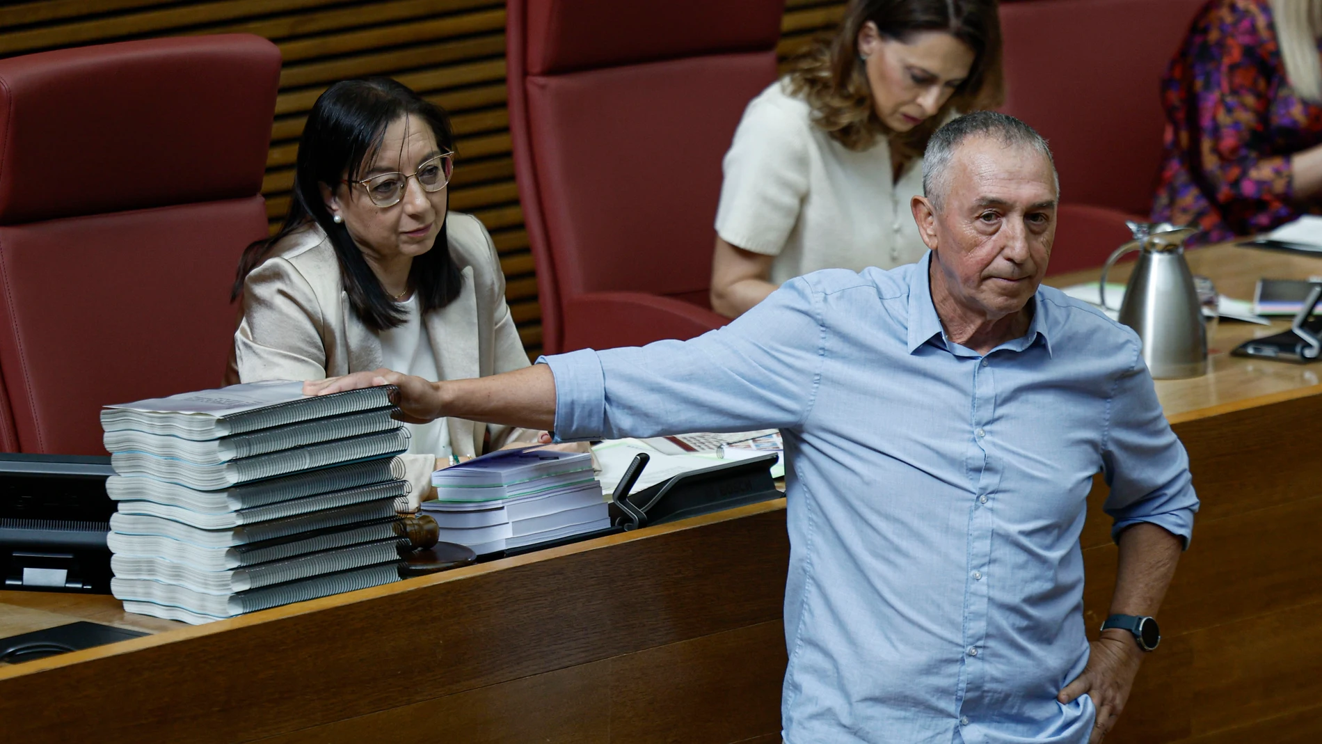 GRAFCVA7781. VALÈNCIA, 28/05/2025.- El pleno de Les Corts comienza el debate de los segundos presupuestos autonómicos de la legislatura, que ascienden a 32.291 millones de euros, que serán aprobados con los votos del PP y gracias al apoyo de Vox, que considera que tienen su “sello” tras haberse asumido sus enmiendas. En la imagen el portavoz de Compromís, Joan Baldovi, durante su intervención al comienzo del debate. EFE/Biel Aliño