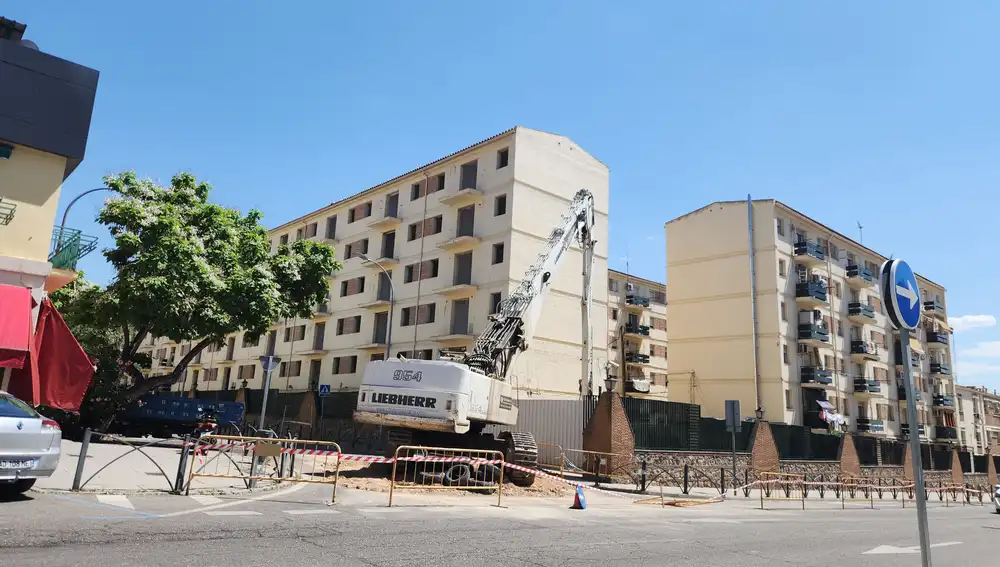 Primeros trabajos de la demolición del Cuartel de la Guardia Civil de Toledo.