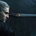 Con mirada fría y espada en mano, Henry Cavill encarna a un antihéroe inolvidable