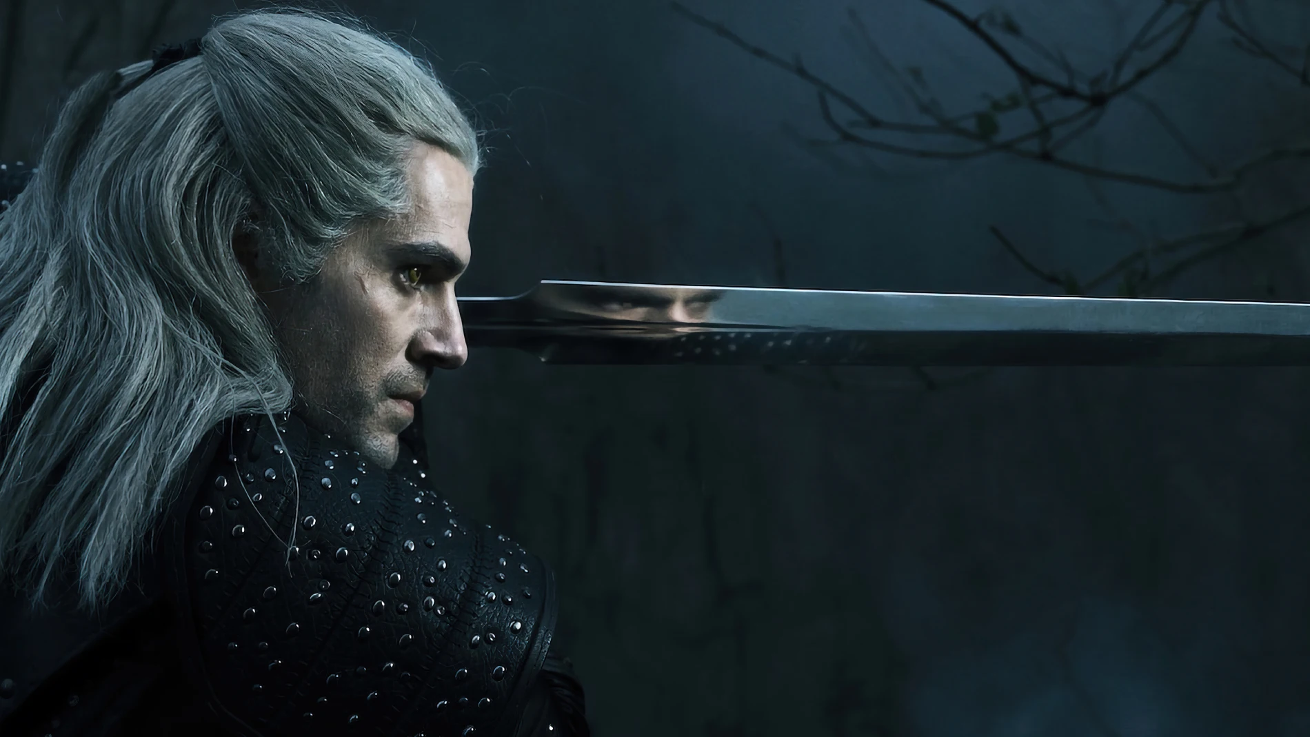 Con mirada fría y espada en mano, Henry Cavill encarna a un antihéroe inolvidable