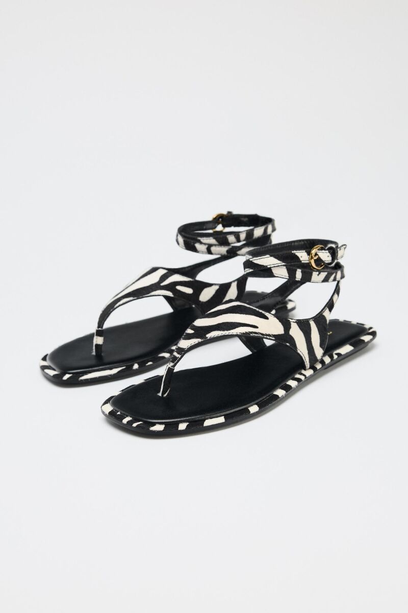 Sandalias planas de estampado animal.