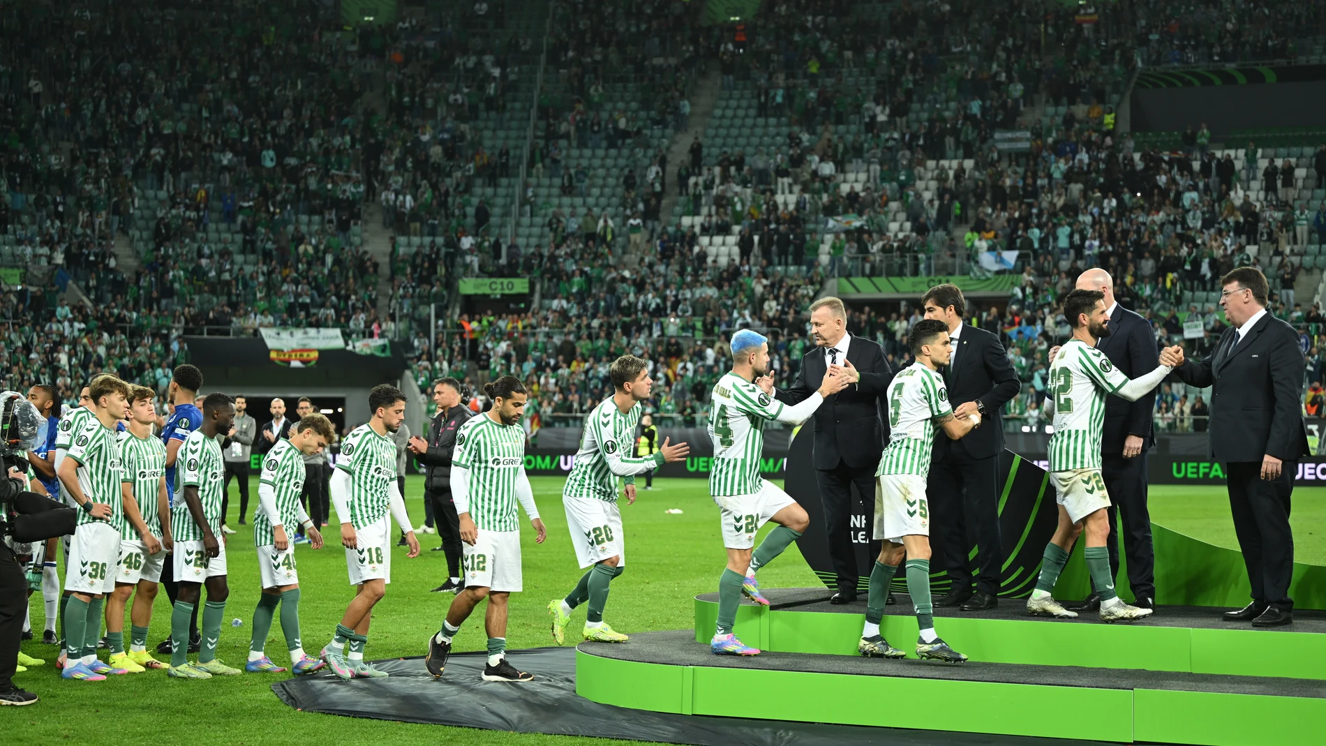 Wroclaw (Poland), 28/05/2025.- Players of Real Betis receive their second place medals after losing the UEFA Europa Conference League final soccer match between Real Betis and Chelsea FC, in Wroclaw, Poland, 28 May 2025. (Polonia) EFE/EPA/Jakub Kaczmarczyk POLAND OUT