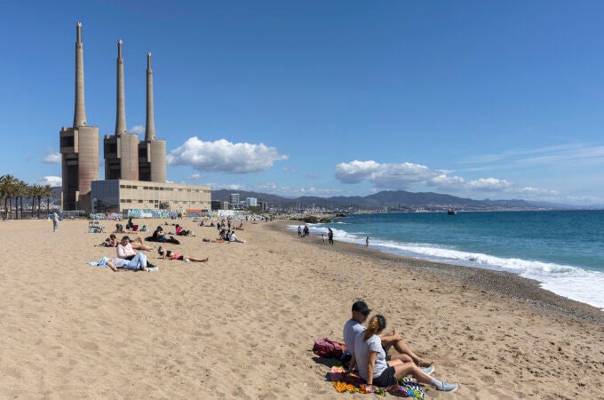 Reapertura de la playa Litoral de Sant Adrià (Barcelona) tras cuatro años cerrada por tareas de descontaminación