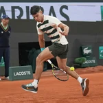 Alcaraz devuelve con una " gran willy" una pelota de Marozsan