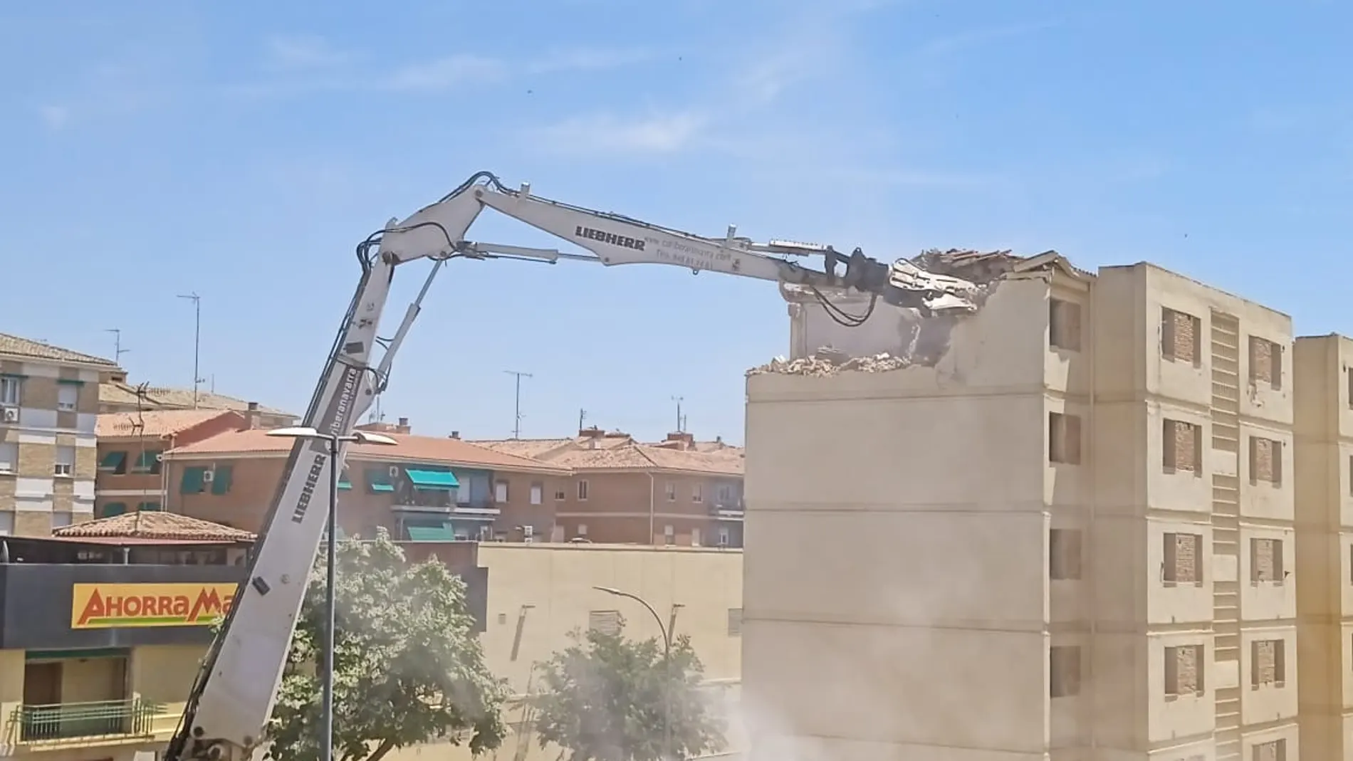 Imágenes de la demolición del Cuartel de la Guardia Civil de Toledo.