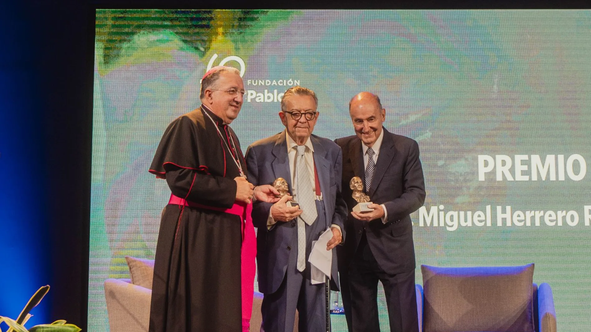 Monseñor Ginés García Beltrán entrega el premio a Miguel Herrero y Rodríguez de Miñón y a Miquel Roca