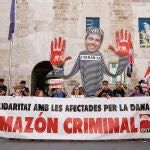 Los sindicatos convocantes de la huelga general del 29 de mayo, se concentran ante Les Corts Valencianes