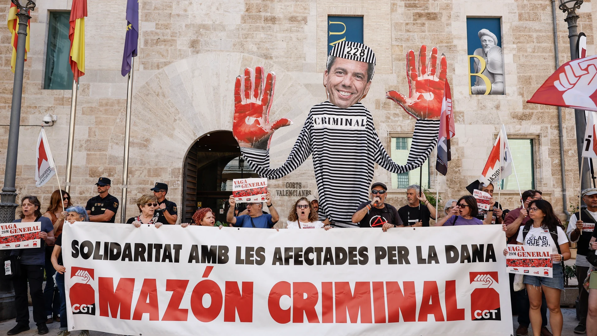 GRAFCVA7791. VALÈNCIA, 28/05/2025.- Los sindicatos convocantes de la huelga general del 29 de mayo (CGT, CNT, Intersindical y COS) se concentran ante Les Corts Valencianes para pedir el apoyo de los partidos políticos a la huelga. EFE/Biel Aliño
