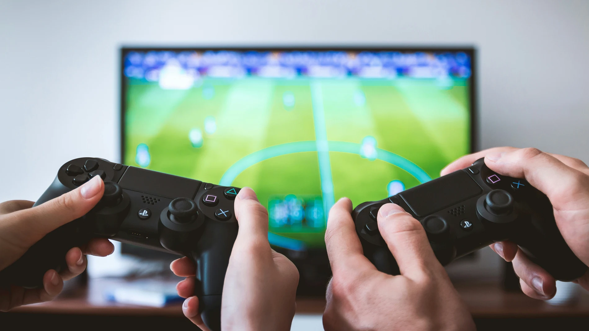Dos personas jugando a videojuegos