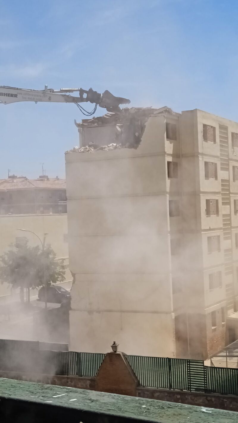 Primeros trabajos de demolición del Cuartel de la Guardia Civil de Toledo.