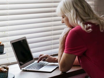 Una mujer mayor de 65 usando un ordenador