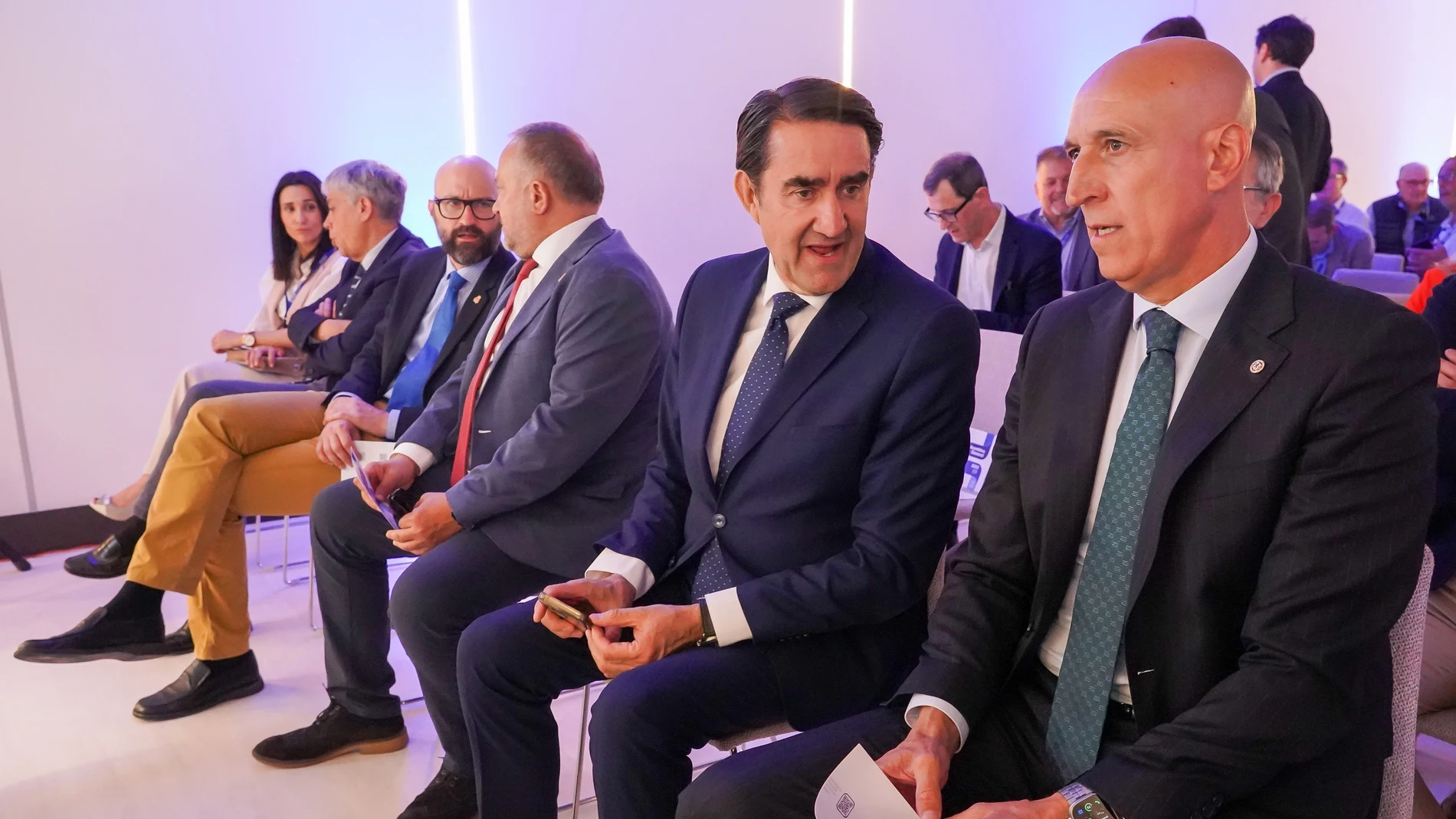 El consejero de Medio Ambiente, Vivienda y Ordenación del Territorio, Juan Carlos Suárez-Quiñones, y el alcalde de León, José Antonio Diez, asisten a la Asamblea General de la Federación Leonesa de Empresarios