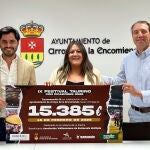 La concejala de Cultura y Festejos del Ayuntamiento de Arroyo de la Encomienda (Valladolid), Ana Sánchez Manzano, y el director operativo de Tauroemoción, Nacho de la Viuda, hacen entrega de la recaudación a Alfonso Galicia