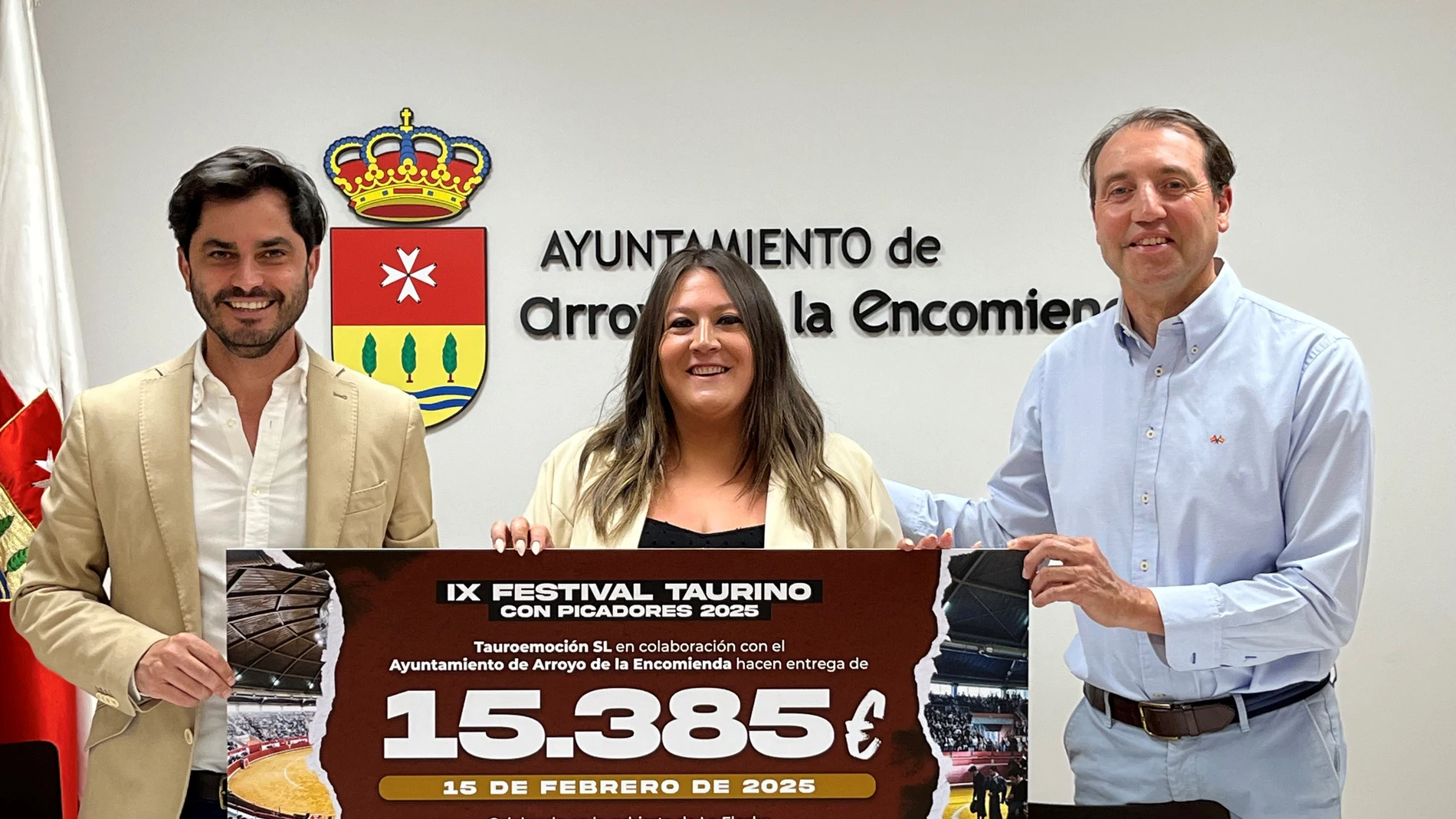 La concejala de Cultura y Festejos del Ayuntamiento de Arroyo de la Encomienda (Valladolid), Ana Sánchez Manzano, y el director operativo de Tauroemoción, Nacho de la Viuda, hacen entrega de la recaudación a Alfonso Galicia