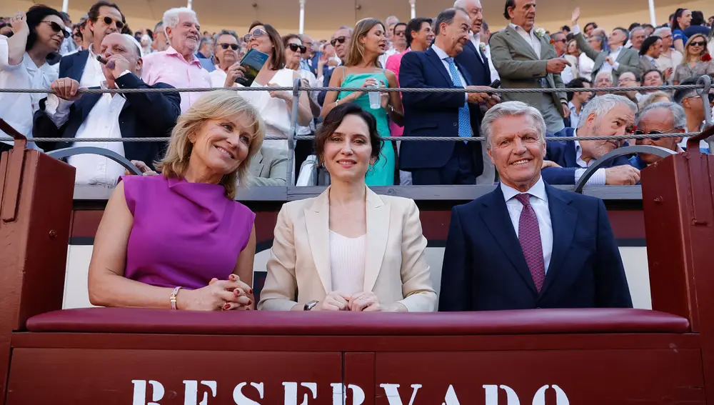 Corrida de la prensa de la Feria de San Isidro, este miércoles en la Plaza de Toros de Las Ventas, en Madrid. María Rey, Isabel Díaz Ayuso y Juan Antonio Ruiz «Espartaco»