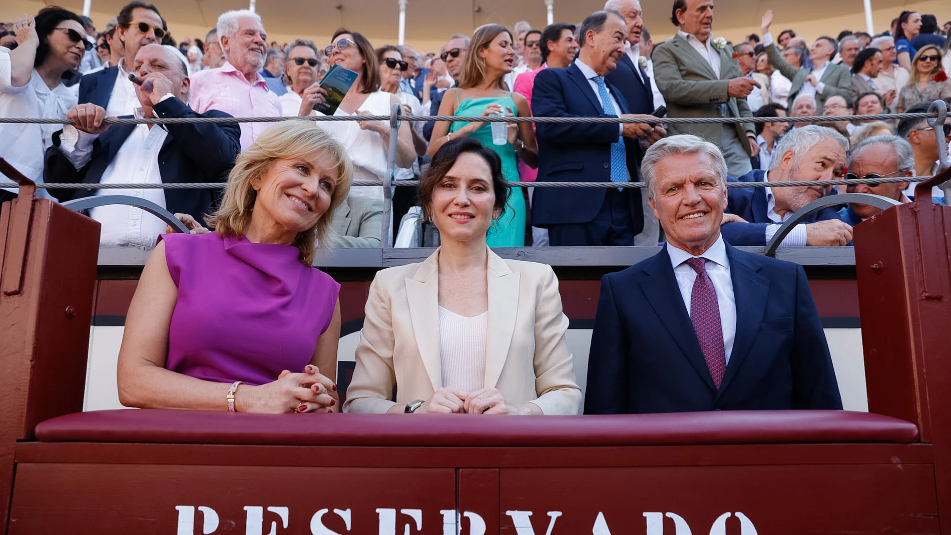 Corrida de la prensa de la Feria de San Isidro, este miércoles en la Plaza de Toros de Las Ventas, en Madrid. María Rey, Isabel Díaz Ayuso y Juan Antonio Ruiz «Espartaco»