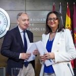 El rector de la UVA, Antonio Largo, y la vicerrectora, Cristina de la Rosa, informan de la oferta académica para el próximo curso