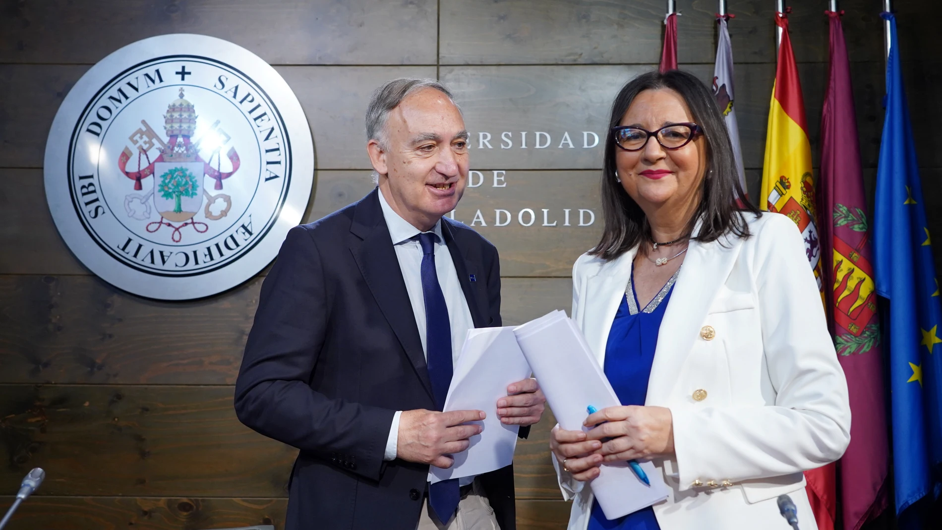 El rector de la UVA, Antonio Largo, y la vicerrectora, Cristina de la Rosa, informan de la oferta académica para el próximo curso