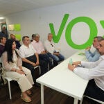 El portavoz del Grupo Parlamentario de Vox en las Cortes de Castilla y León y procurador por Palencia, David Hierro(D), junto al presidente de Vox Palencia,Matías Recio,mantiene un encuentro con afiliados de Palencia en la sede provincial del partido