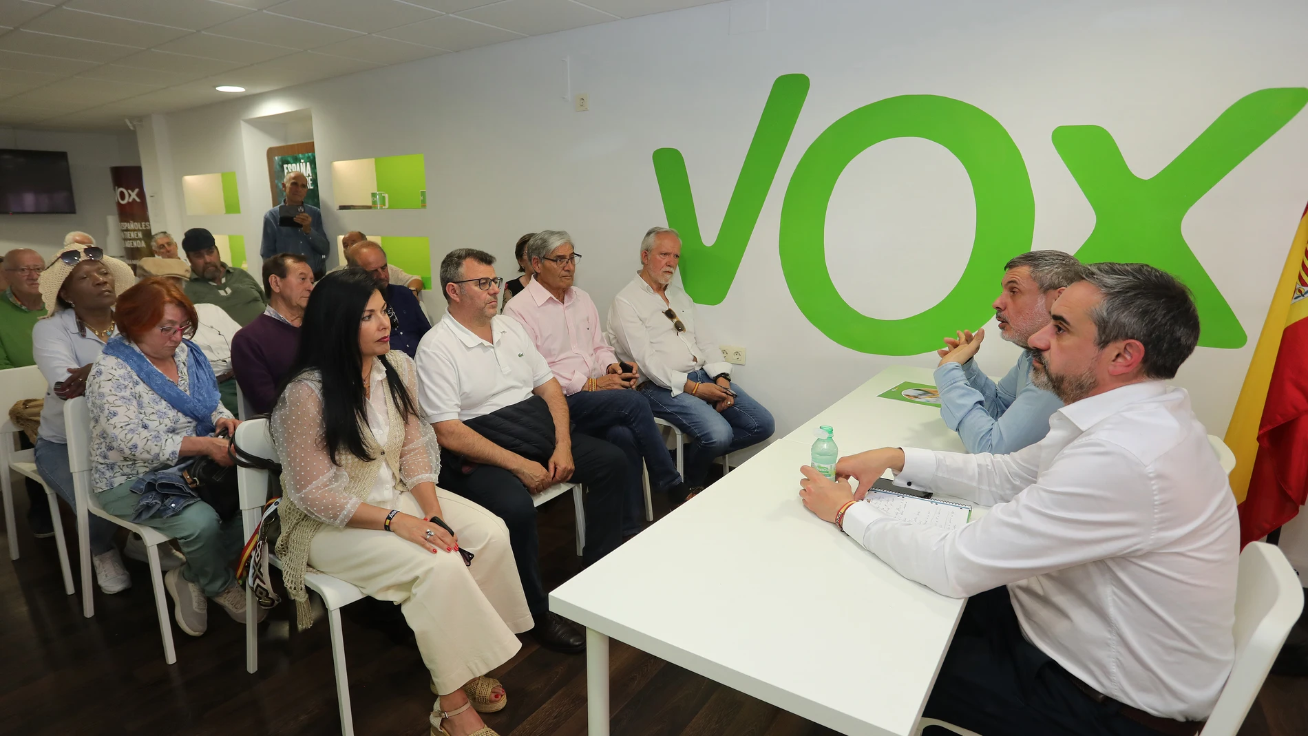 El portavoz del Grupo Parlamentario de Vox en las Cortes de Castilla y León y procurador por Palencia, David Hierro(D), junto al presidente de Vox Palencia,Matías Recio,mantiene un encuentro con afiliados de Palencia en la sede provincial del partido