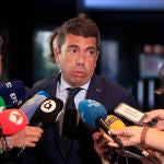 El presidente de la Generalitat Valenciana, Carlos Mazón, atendiendo a los medios de comunicación hoy en el foro de directivos Opendir de Alicante