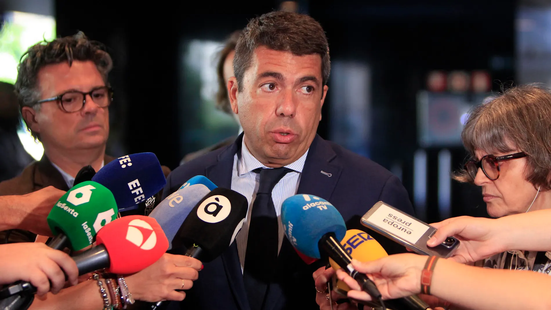 El presidente de la Generalitat Valenciana, Carlos Mazón, atendiendo a los medios de comunicación hoy en el foro de directivos Opendir de Alicante