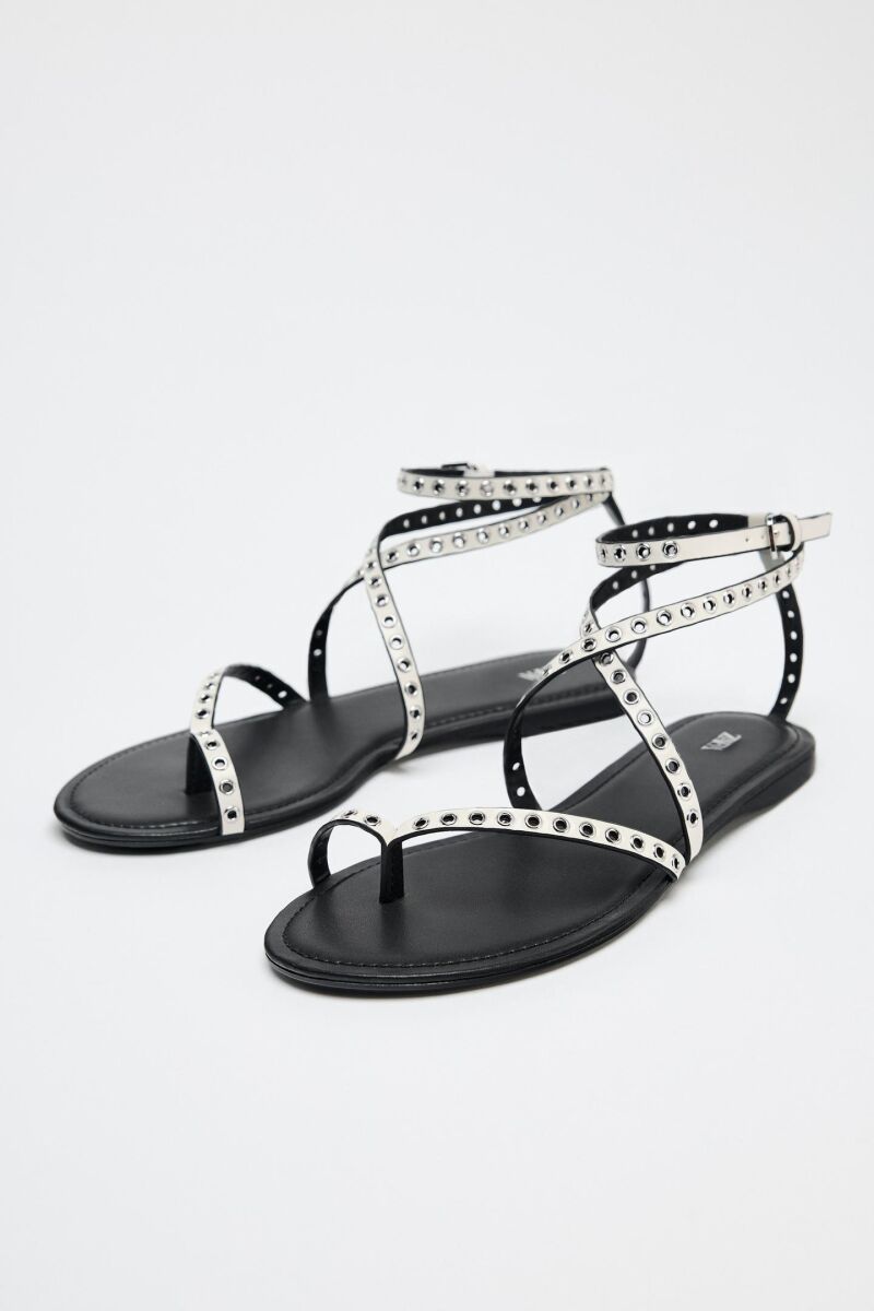 Sandalias planas con tachuelas.