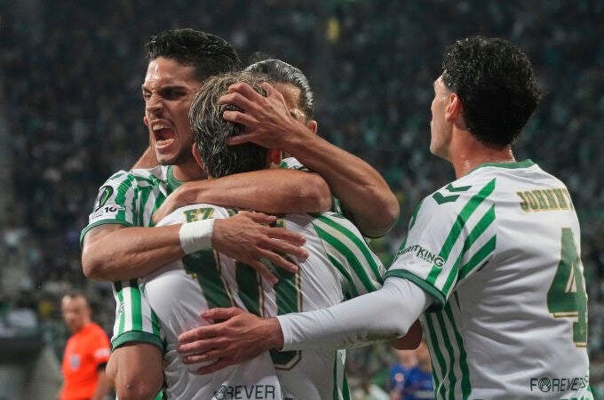 Los jugadores del Betis celebran el gol de Abde