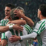 Los jugadores del Betis celebran el gol de Abde