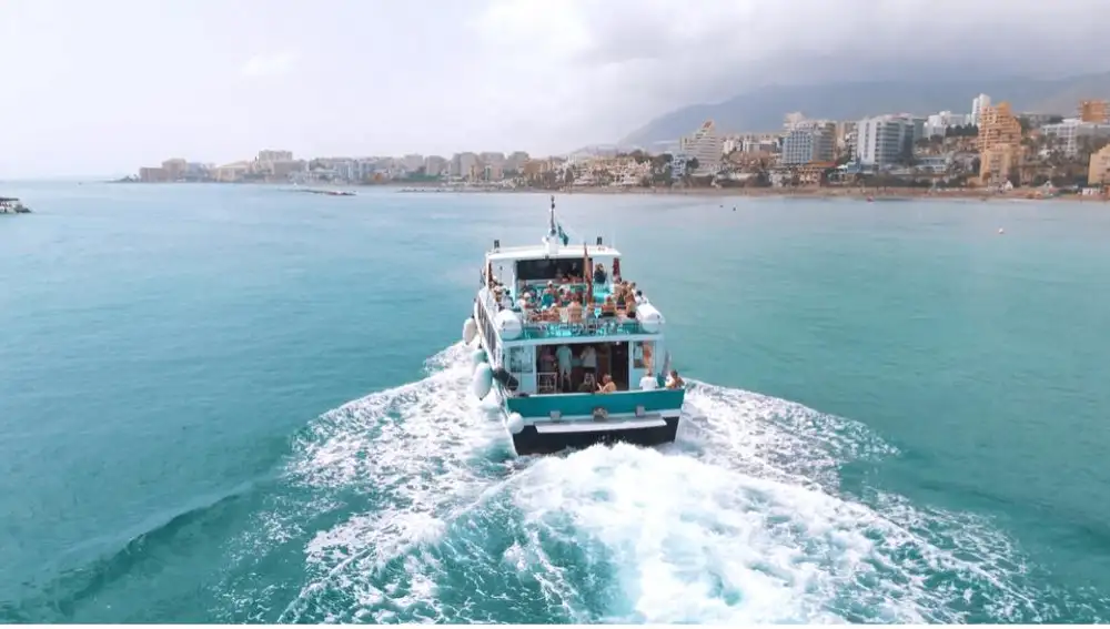 El barco "StarFish Dos" en una de las rutas de la Red CCF por Benalmádena