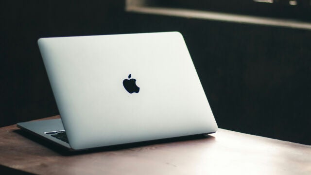 La parte trasera de un MacBook Pro de 2018, uno de los modelos que podrían quedarse sin actualización a macOS 26