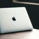 La parte trasera de un MacBook Pro de 2018, uno de los modelos que podrían quedarse sin actualización a macOS 26