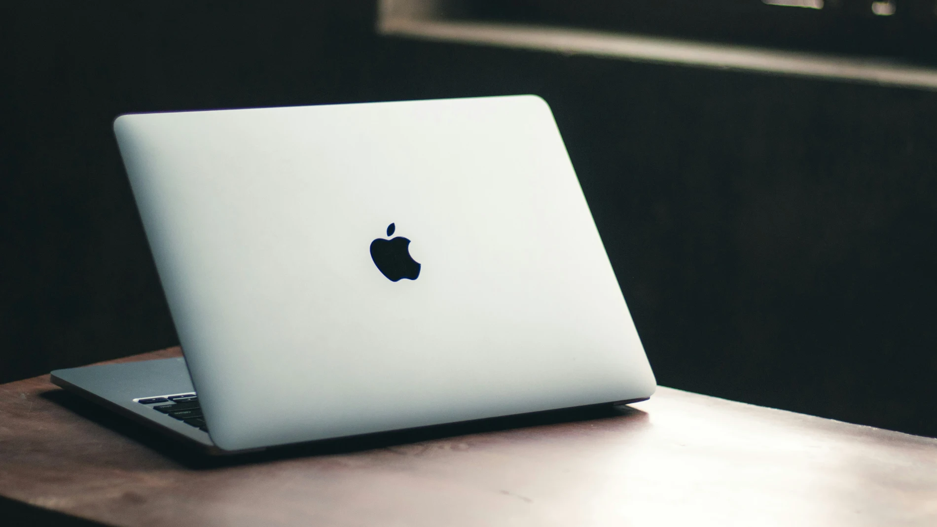 La parte trasera de un MacBook Pro de 2018, uno de los modelos que podrían quedarse sin actualización a macOS 26