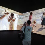 Un visitante hace una foto a una de las obras de Sorolla expuesta