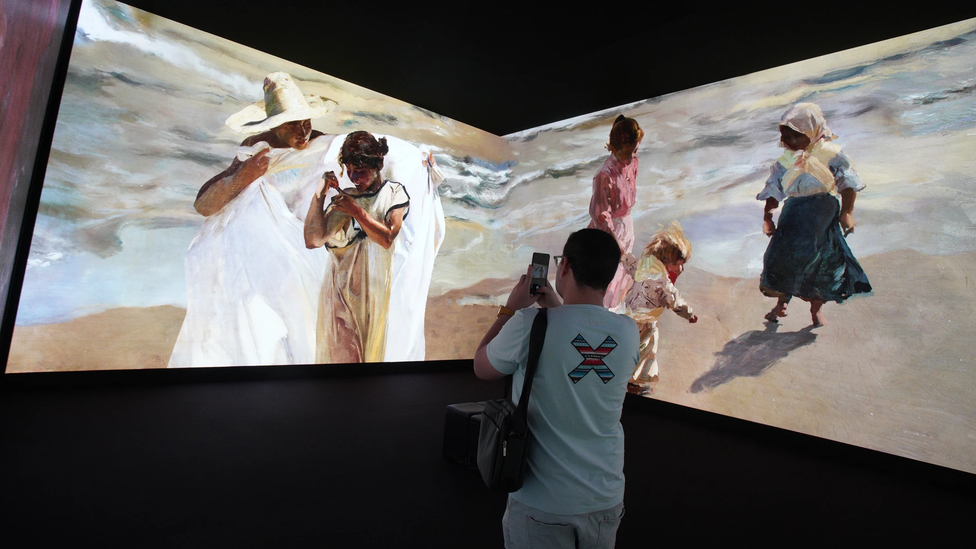 Un visitante hace una foto a una de las obras de Sorolla expuesta