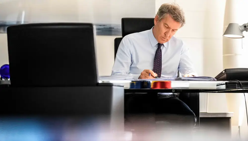 Alberto Núñez Feijóo en su trabajo