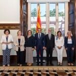 Representantes del Parlament de Catalunya y la Fundación Pasqual Maragall.