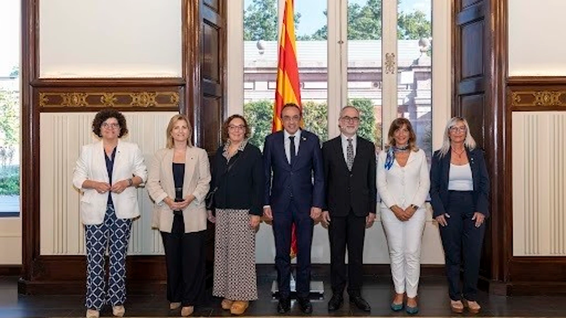 Representantes del Parlament de Catalunya y la Fundación Pasqual Maragall. REMITIDA / HANDOUT por FUNDACIÓN PASQUAL MARAGALL Fotografía remitida a medios de comunicación exclusivamente para ilustrar la noticia a la que hace referencia la imagen, y citando la procedencia de la imagen en la firma 29/05/2025