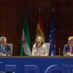 La consejera Carolina España junto al presidente de Aerospace A. Gómez-Guillamón y el presidente de Airbus España, F. J. Sánchez Segura