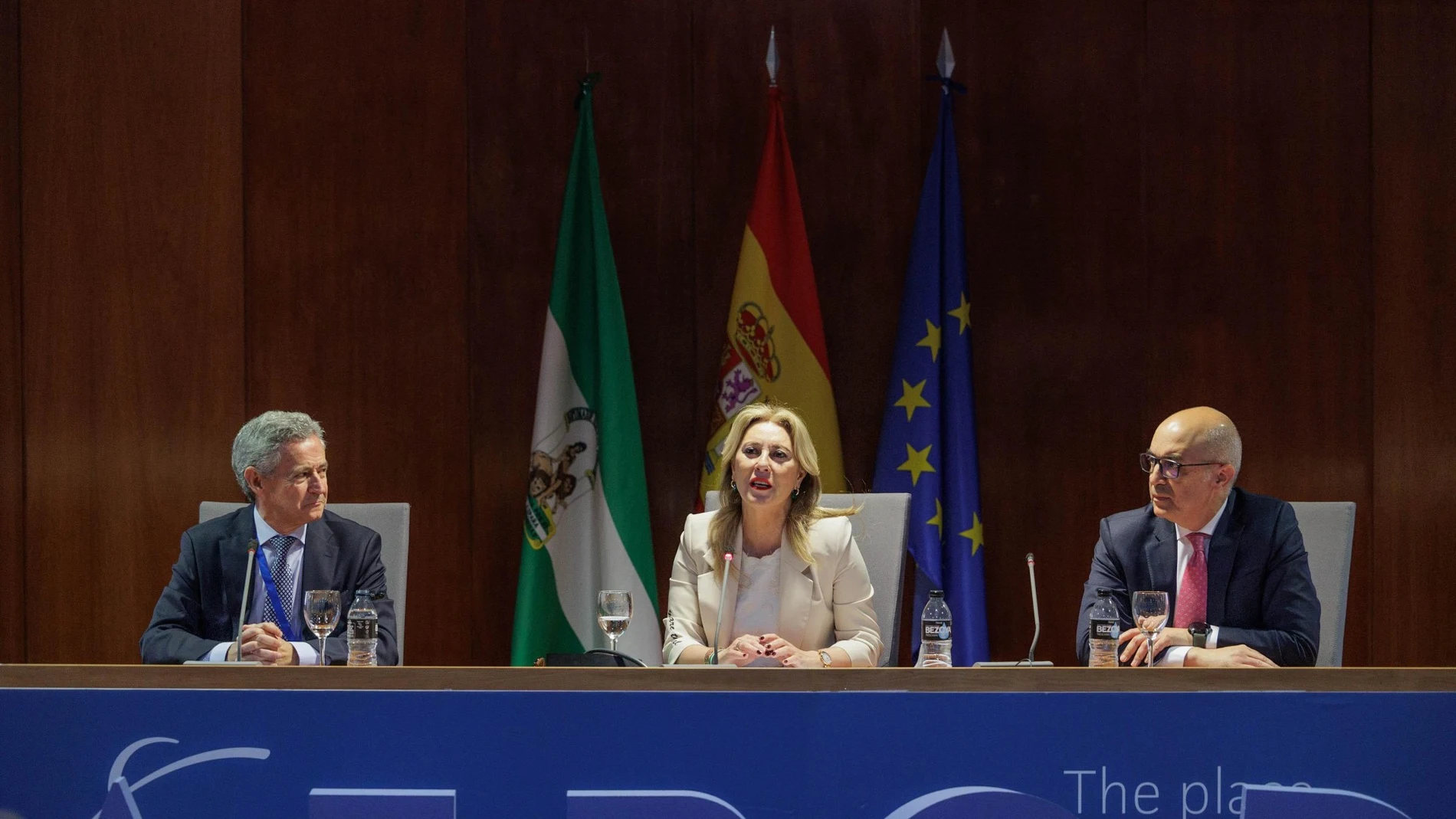 La consejera Carolina España junto al presidente de Aerospace A. Gómez-Guillamón y el presidente de Airbus España, F. J. Sánchez Segura