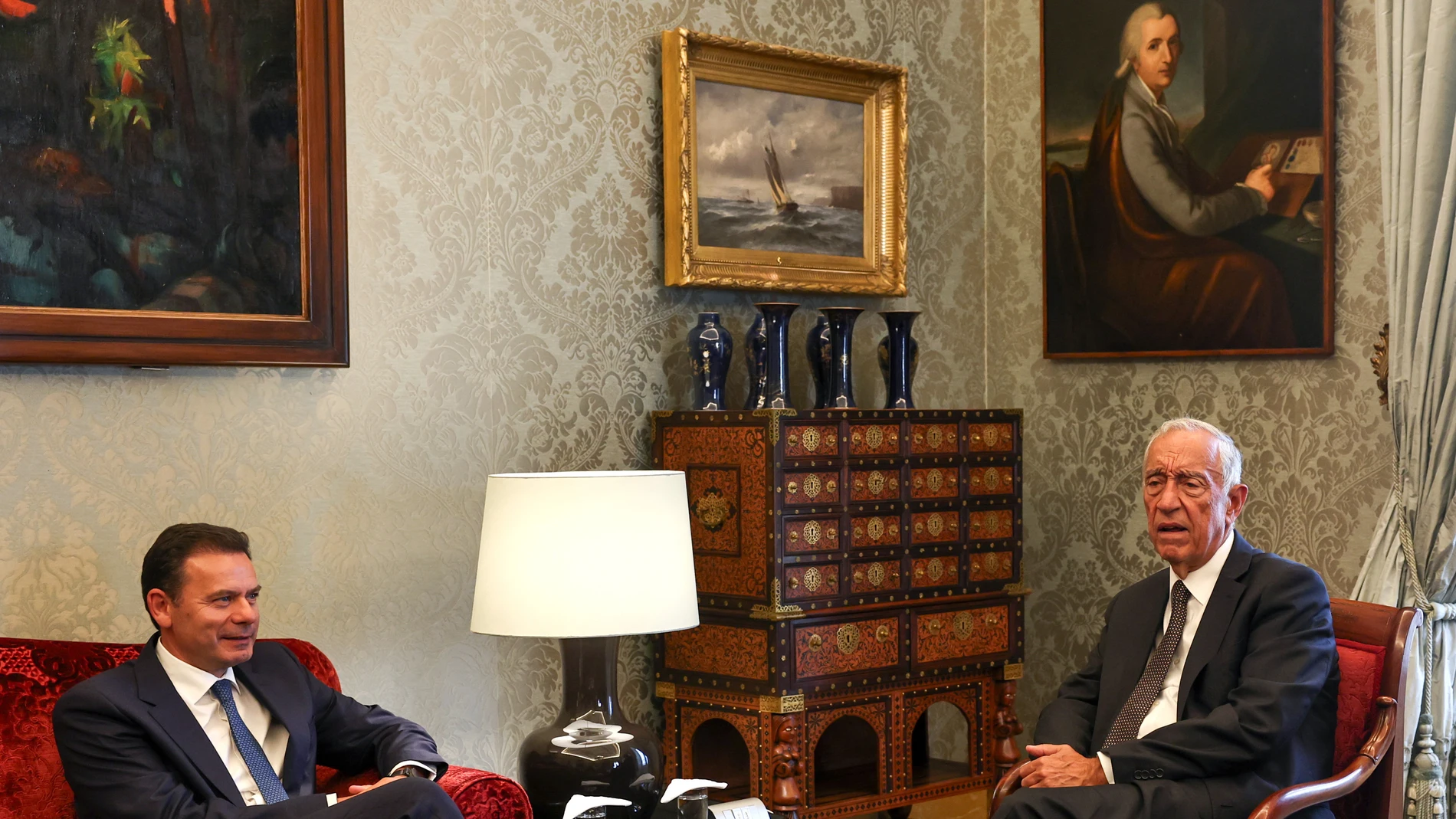 Lisbon (Portugal), 29/05/2025.- Portuguese Prime Minister and Social Democratic Party (PSD) leader Luis Montenegro (L) attends a meeting with Portuguese President Marcelo Rebelo de Sousa to discuss the results of the parliamentary elections at Belem Palace, in Lisbon, Portugal, 29 May 2025. Portugal held a snap legislative election on 18 May 2025. (Elecciones, Lisboa) EFE/EPA/ANTONIO COTRIM
