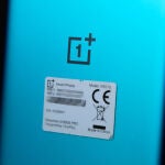 Un móvil con la pegatina del IMEI puesta