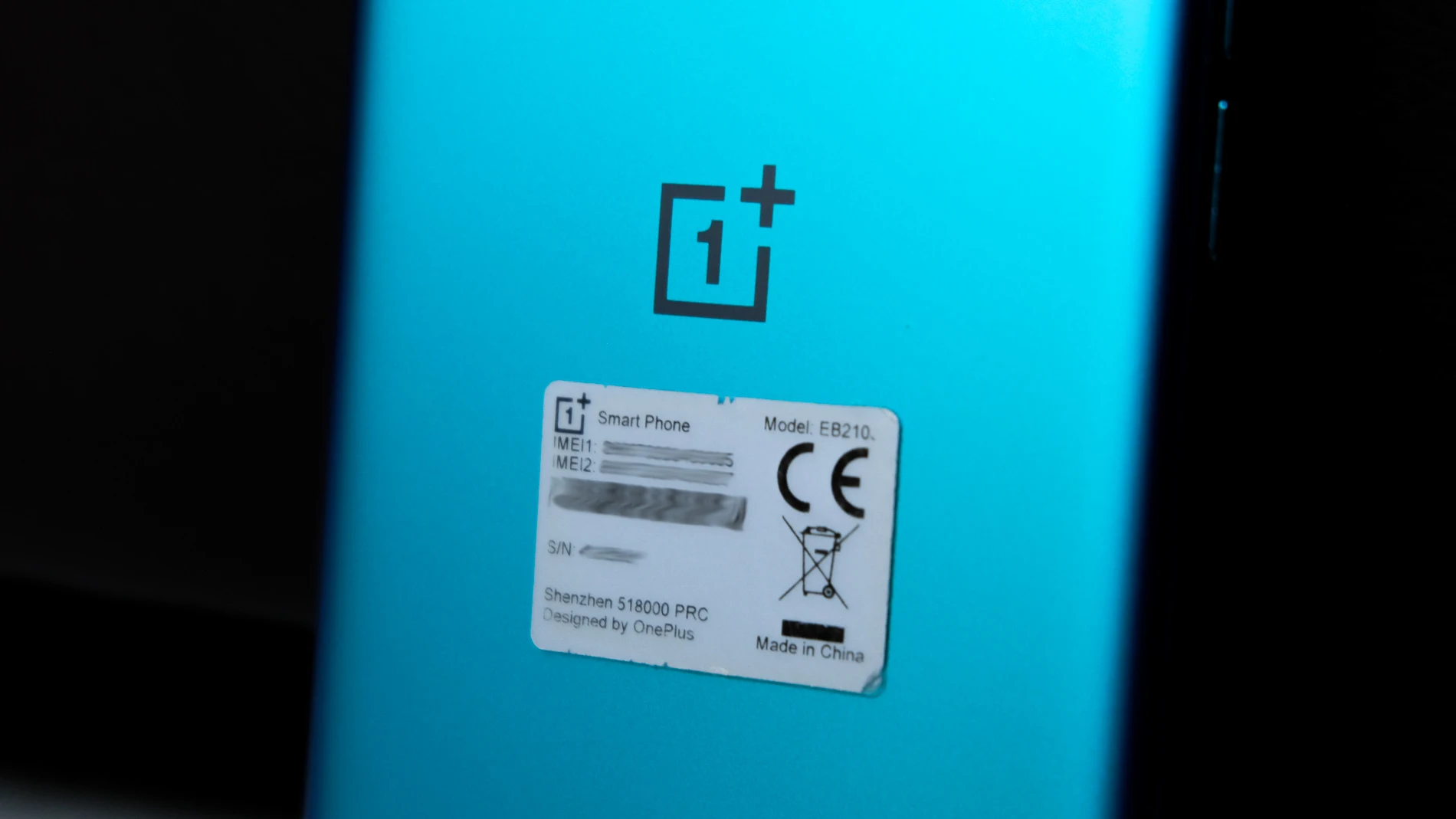 Un móvil con la pegatina del IMEI puesta